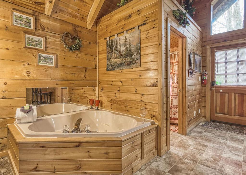 Mountain Eden, Hot Tub, Resort Pool, Wifi, 1089 Free Tickets Each Paid Day, Dollywood And More Gatlinburg Exterior foto