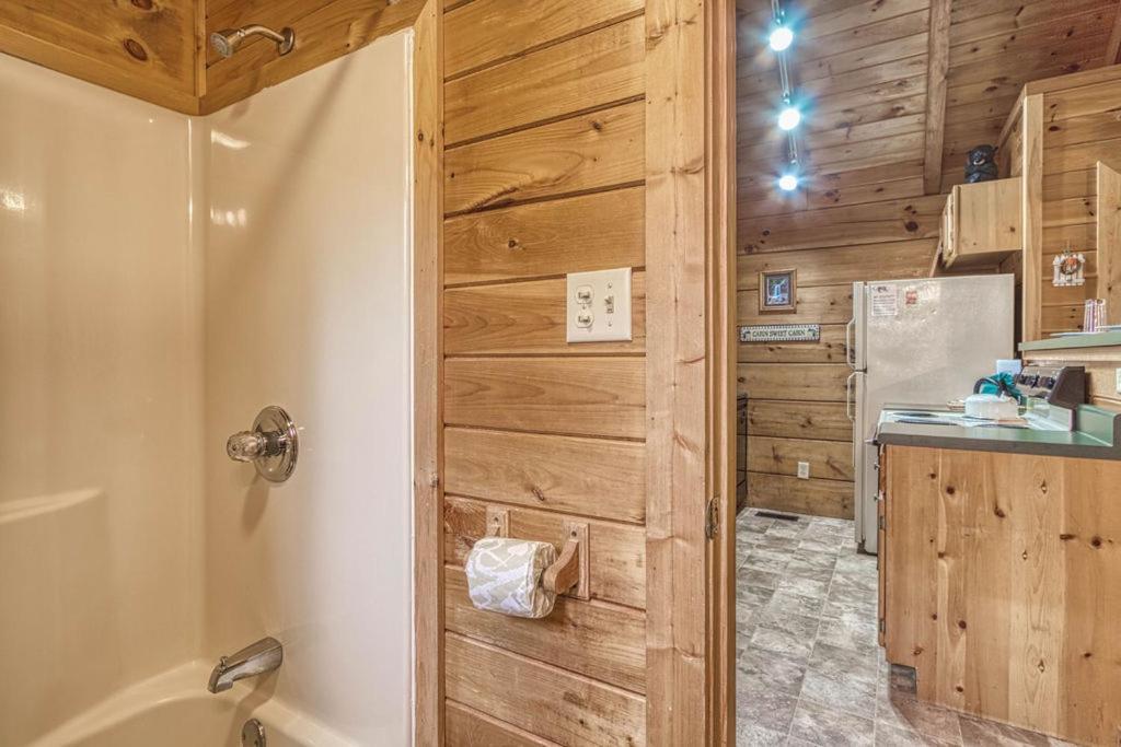 Mountain Eden, Hot Tub, Resort Pool, Wifi, 1089 Free Tickets Each Paid Day, Dollywood And More Gatlinburg Exterior foto