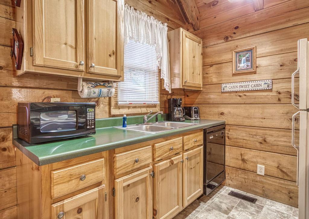 Mountain Eden, Hot Tub, Resort Pool, Wifi, 1089 Free Tickets Each Paid Day, Dollywood And More Gatlinburg Exterior foto
